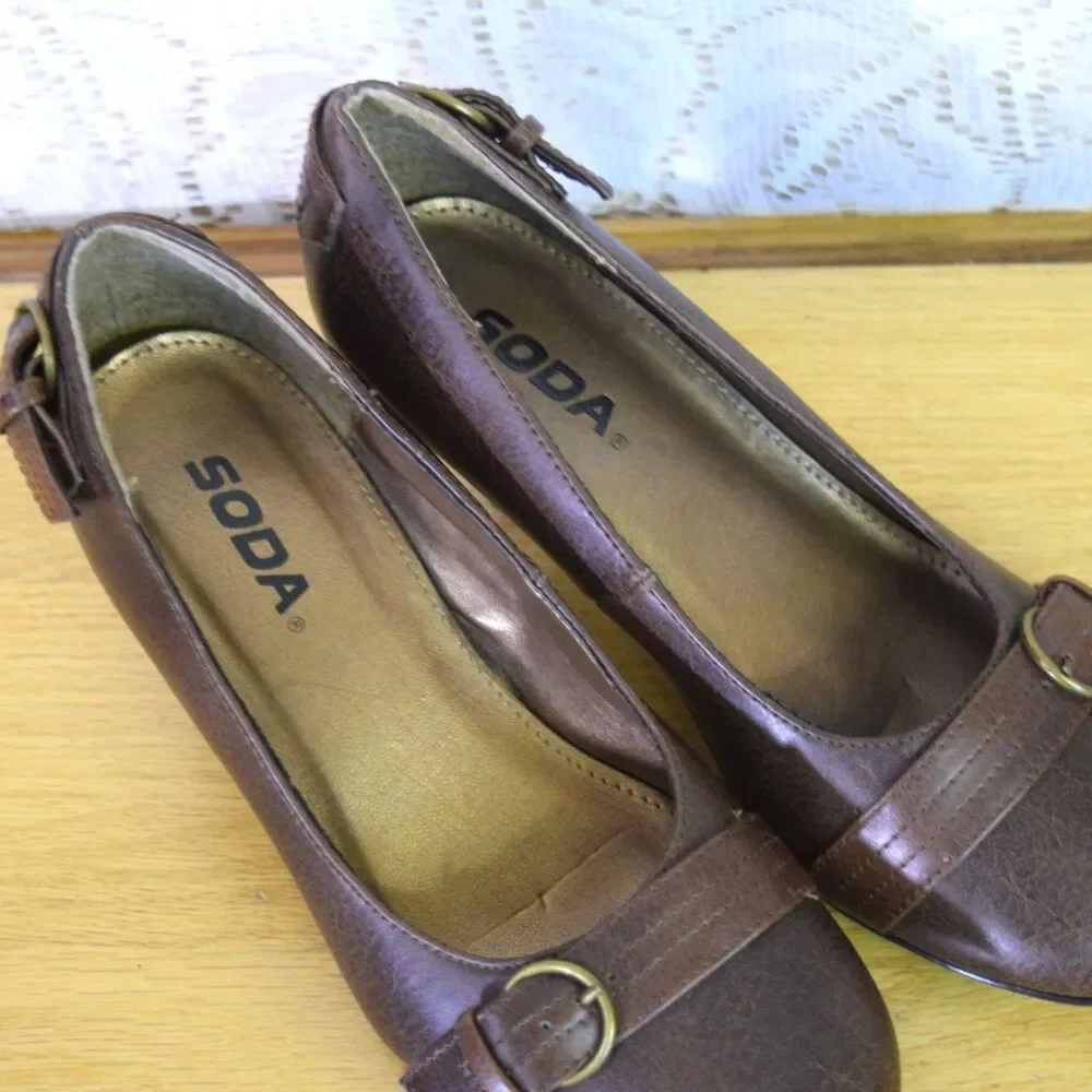Vintage 90's 2000s Soda Brown Faux Leather Kitten Heels Size 7 Y2K Grunge Buckle